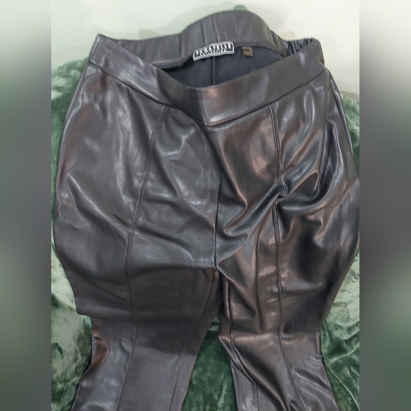 Ladies leather look pants - Picture 2 of 3